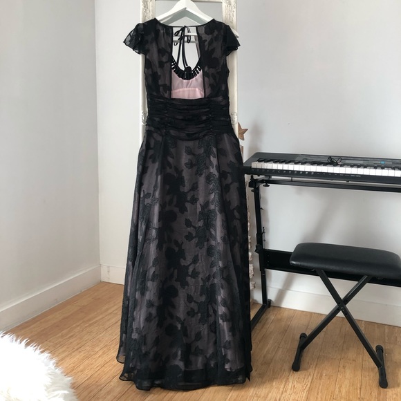 Black maxi dress size 6 US - Picture 3 of 3
